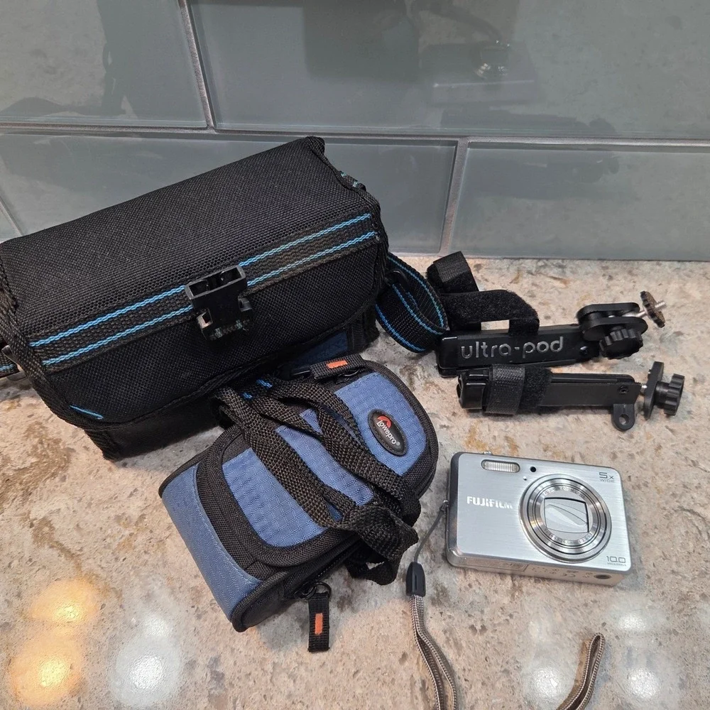 Fujifilm FinePix J150w Digital Camera Silver 10MP 5x Zoom Bundle NEEDS REPAIR